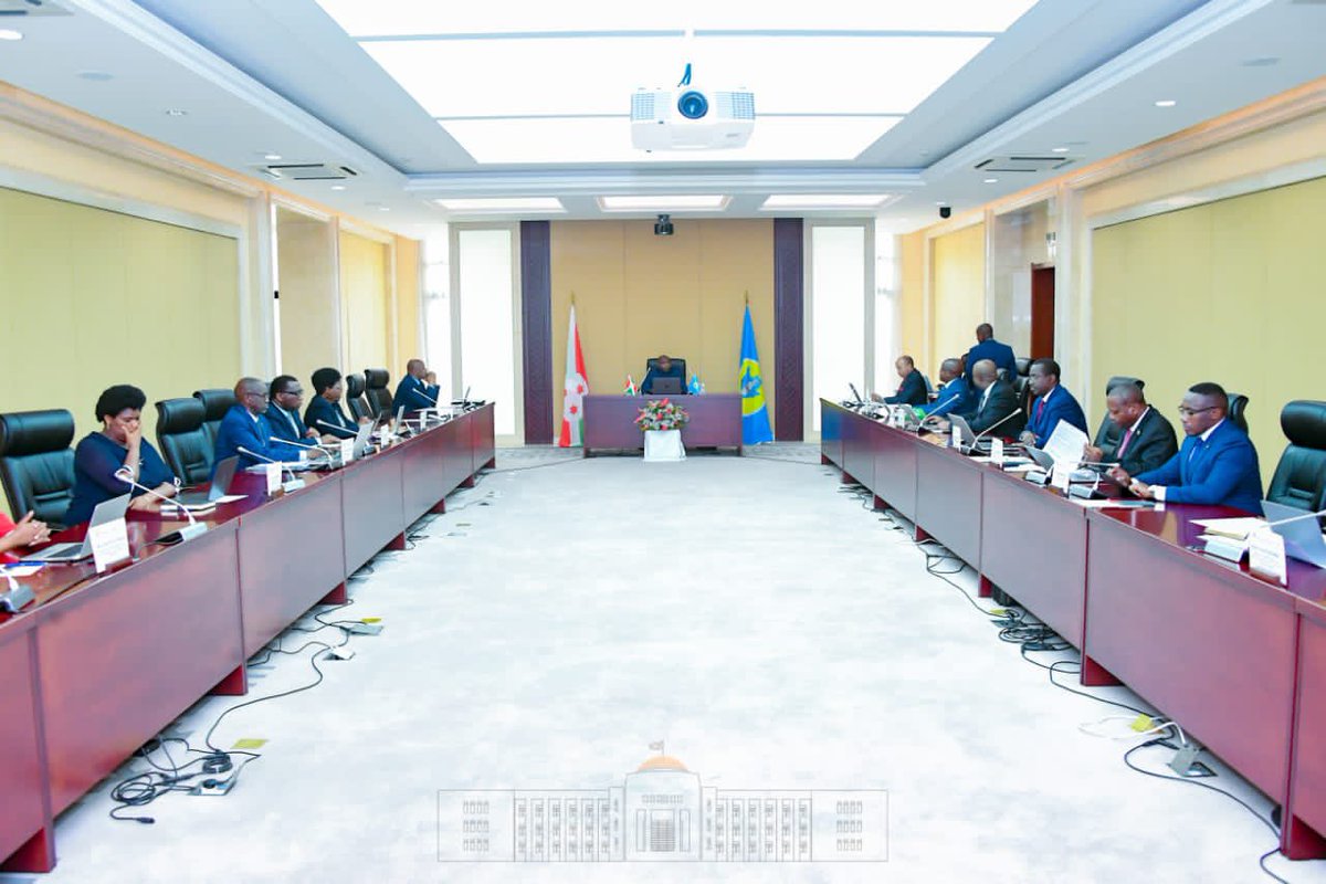 NtareHouse's tweet photo. Les Membres du Gouvernement du #Burundi se réunissent en Conseil des Ministres sous les auspices du Chef de l’Etat SE Evariste #Ndayishimiye. Neuf points sont à l’ordre du jour dont le projet de construction d’un centre commercial sur le site de l’ex marché central de #Bujumbura. https://t.co/PQIuMbto7N