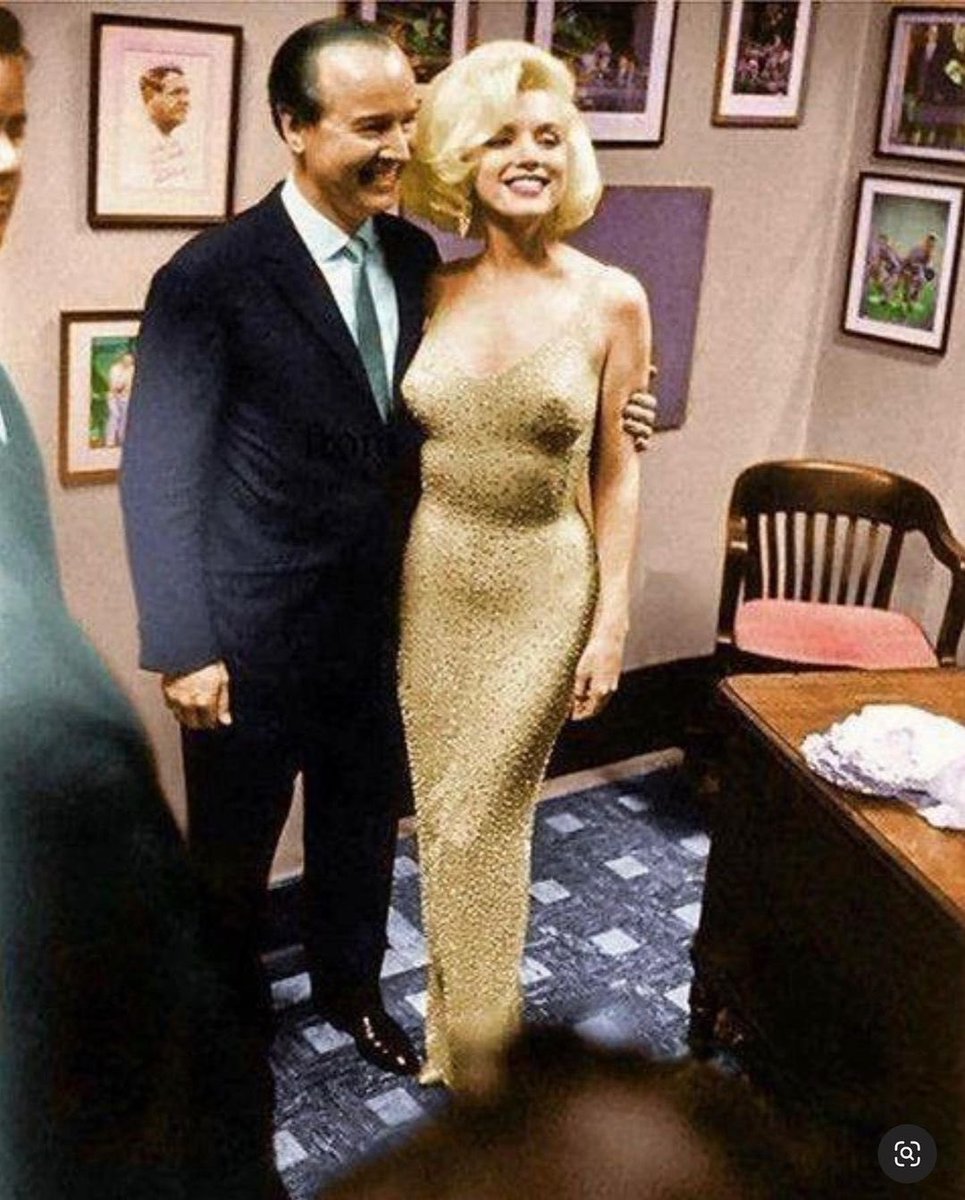 Feminofobi's tweet photo. Marilyn Monroe ünlü Fransız tasarımcı Jean-Louis’in kendisi ve tasarladığı elbisesiyle. 1962. https://t.co/e3lRFfHNp6