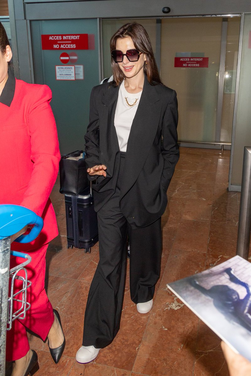 UpdatesHathaway's tweet photo. 📸 Anne Hathaway at Nice airport.

(c) VF https://t.co/AVcdPs0Q3r