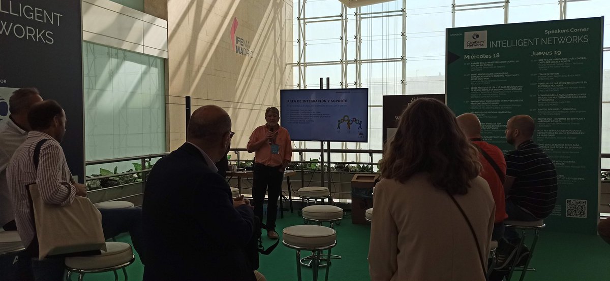 AleaSolucionesS's tweet photo. En plena ponencia sobre "Cómo añadir valor  a una red XGPON en entornos hospitality" de la mano de @GabrieldBenito. Con @AleaSolucionesS y @HuaweiEnt https://t.co/uCIhzvoWIm