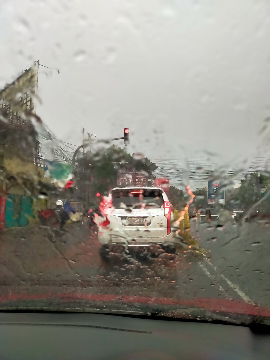 Indra3275's tweet photo. Perempatan Gatsu Kircon Hujan Deras

@PRFMnews https://t.co/23QkywIyFK