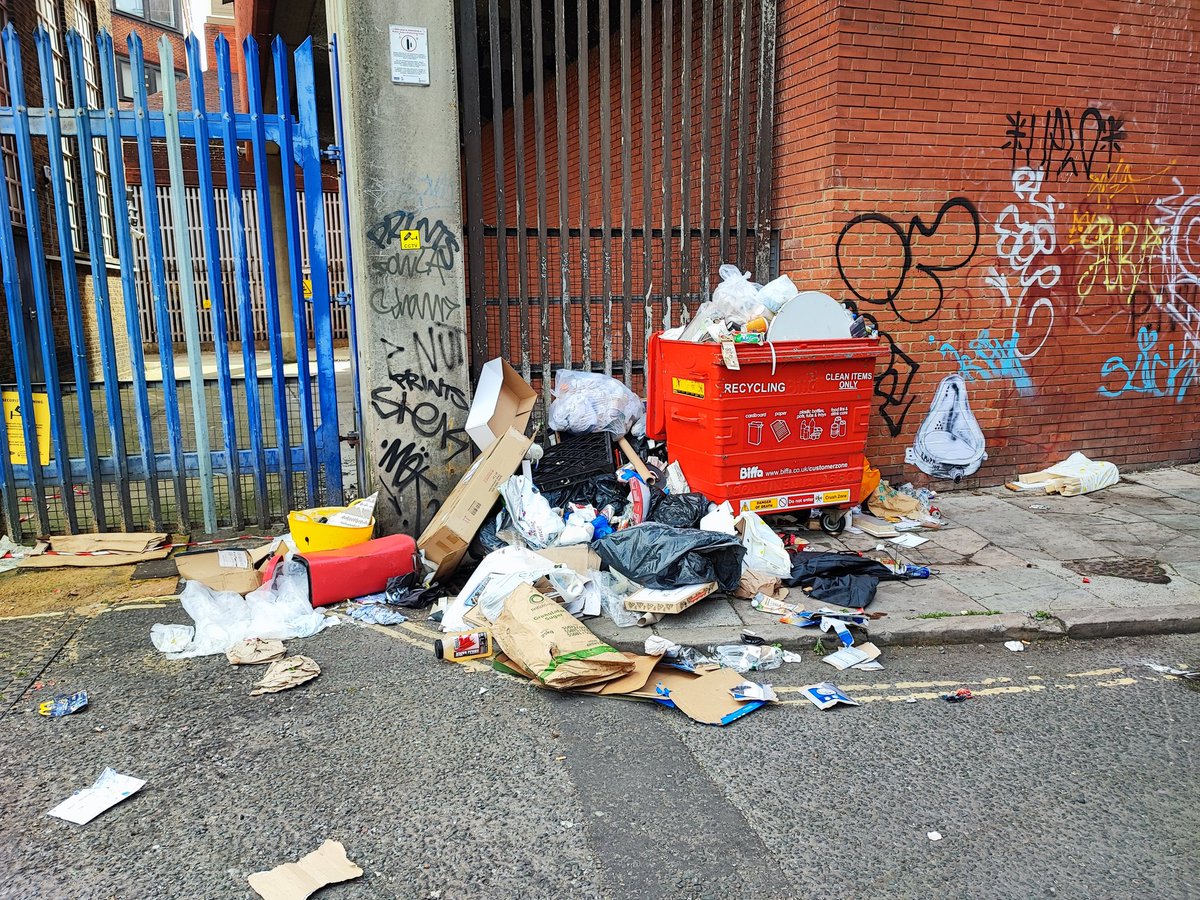 catduckdog's tweet photo. @lambeth_council fines people for throwing their cigarette buds on the ground yet this rubbish has been sitting there for 2 weeks now. What a joke https://t.co/Q3EWSyKVhd