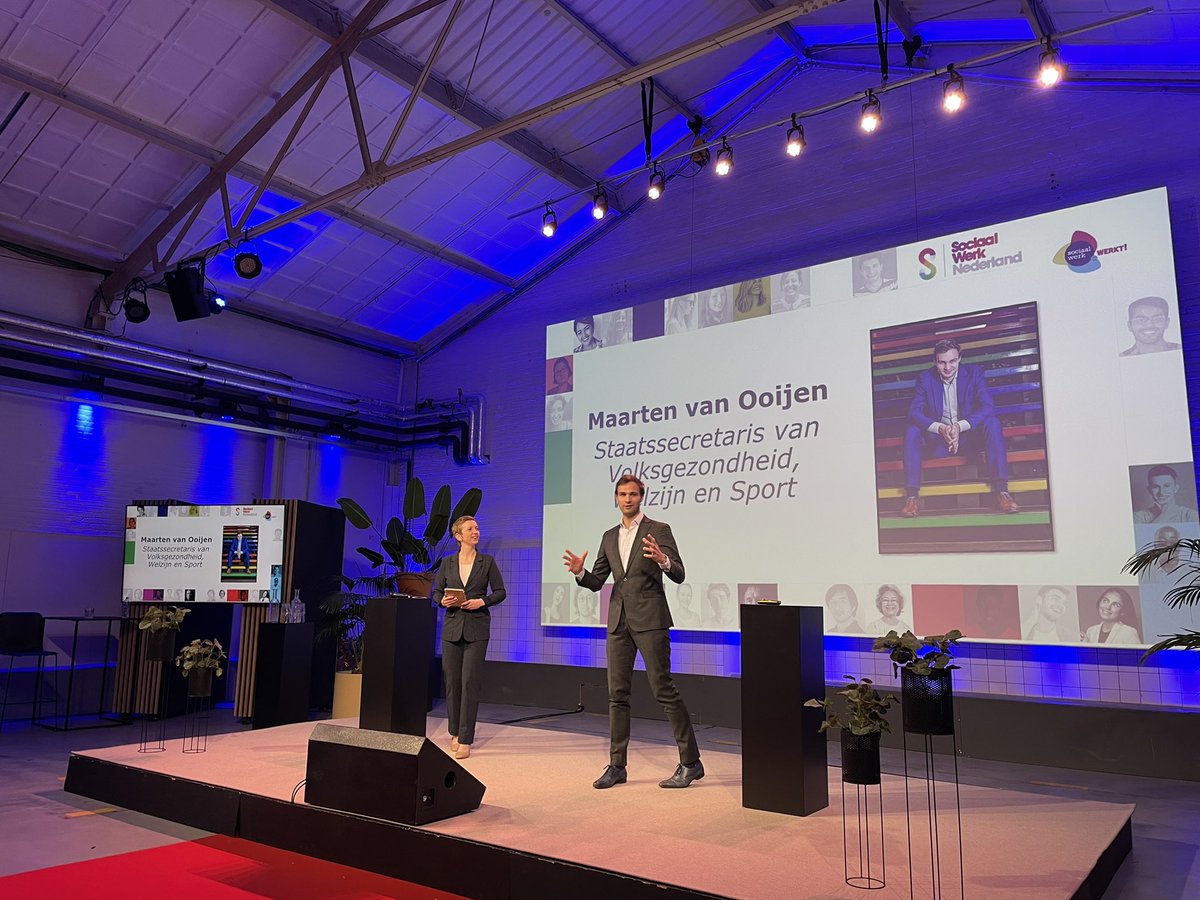 “Sociaal werkers staan middenin de samenleving, met buitengewoon scherpe randjes. Zij leveren een fantastische prestatie.”Staatssecretaris <a href="/MaartenOoijen/">Maarten van Ooijen</a> tijdens Jaarcongres Sociaal Werk #sociaalwerk2022