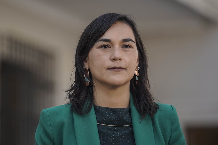 latercera's tweet photo. Ministra Siches por Macrozona Sur: “No queremos ser el gobierno en que un militar mate a un comunero” https://t.co/N5wWv4zxjH https://t.co/25bFH5B3VB