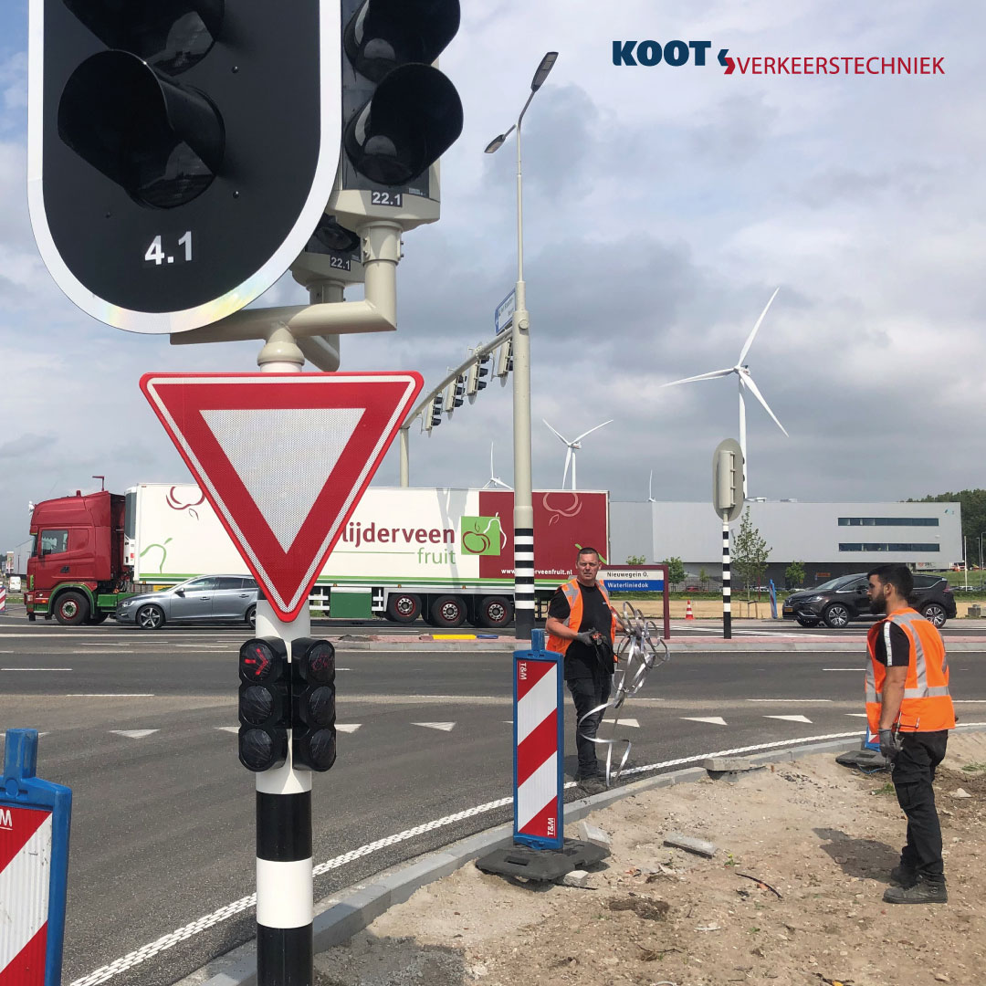 info_koot's tweet photo. In samenwerking met BTN heeft onze verkeerstechniek afdeling het plaatsen van de bebording aan de Waterliniedok gerealiseerd. #verkeer #verkeerstechniek #kootinfrawerken #infra #verkeersborden #btn #nieuwegein https://t.co/vm436aKwkp