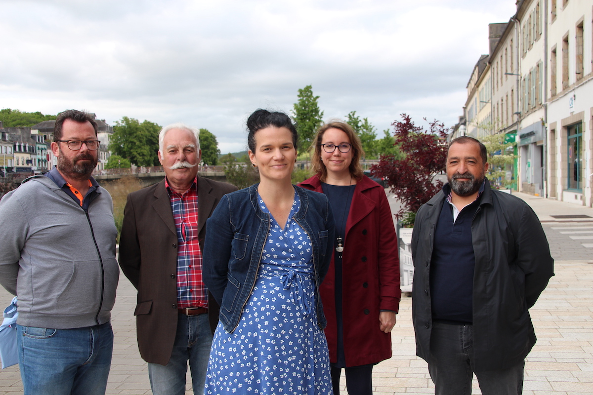 Mel_Thomin's tweet photo. Envie de nous filer un coup de main pour la campagne législative sur la 6e circonscription du #Finistère #NUPES #Crozon #PlougastelDaoulas #PontDeBuis #Hanvec #Châteaulin #Pleyben #Carhaix... ?
Rien de plus simple, il suffit de s'inscrire 📝 ⬇️
https://t.co/VBuLziRq1w
✌️✊ https://t.co/GSHAwq6UBX
