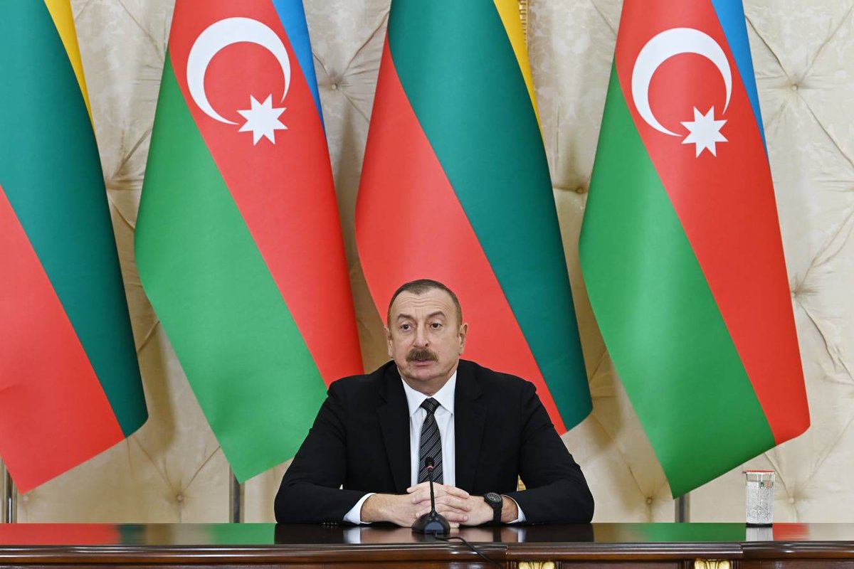 YAP_1992's tweet photo. Mayın 18-də Azərbaycan Respublikasının Prezidenti İlham Əliyev və Litva Respublikasının Prezidenti Gitanas Nauseda mətbuata bəyanatlarla çıxış ediblər.

https://t.co/3Bqn0J1mW1 https://t.co/jyngPAUrij