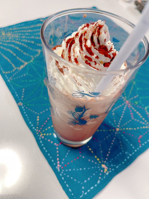 どうして上と横から同じものを撮ったのか?それはテンションが上がったからです。
めちゃくちゃ上手いこれ〜甘すぎないから、さっぱり系だわぁ 