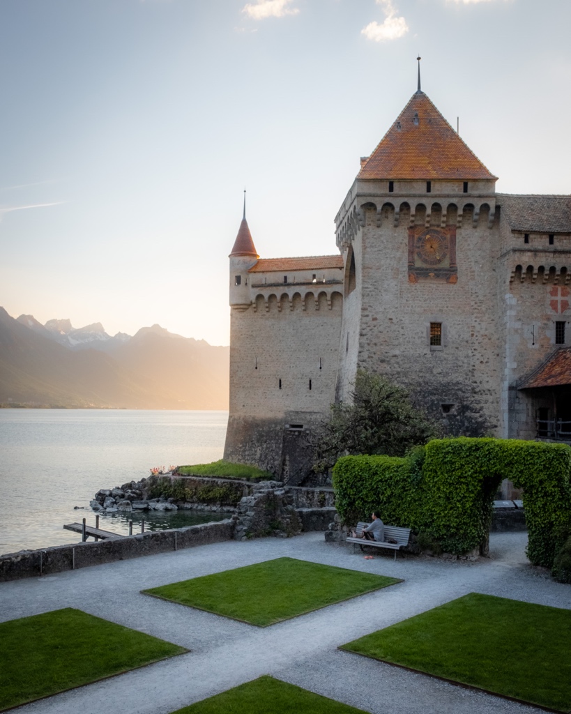 The stunning Château de Chillon on the shores of #LakeGeneva is one of the most visited monuments of #Switzerland. instagram.com/p/CdqucqyNd2-/ #chateaudechillon #myswitzerland #myvaud @chateauchillon @MySwitzerland_d @regionduleman - Anzeige