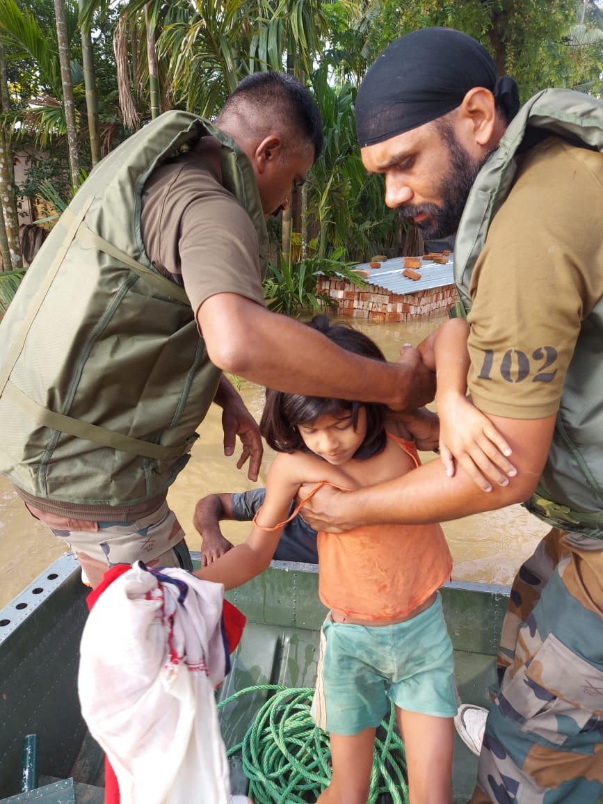 guwahatiplus's tweet photo. Flood relief operations carried out by @adgpi in various parts of #Hojai #Assam. 

Around 300 villagers were rescued by Army troops by 10 am on May 18. 

(Source: @PIB_Guwahati ) https://t.co/B2WCRFi22w