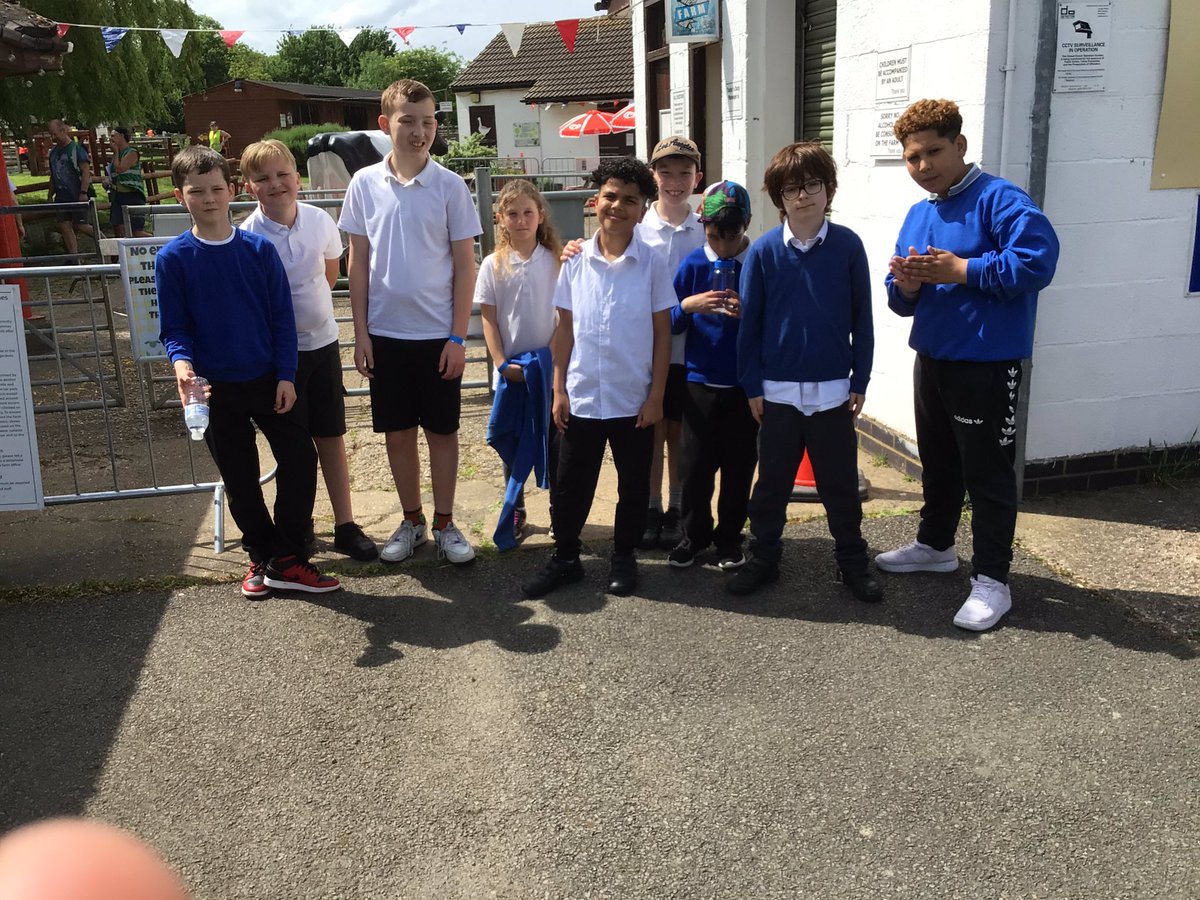 TMET_PrimaryInt's tweet photo. Wonderful afternoon with @ThurnbyMead DSP pupils visiting Gorse Hill Farm. Pupils fed and petted different animals at the farm. #confidence #courage #farm #outdoors https://t.co/wGbMEbt62G