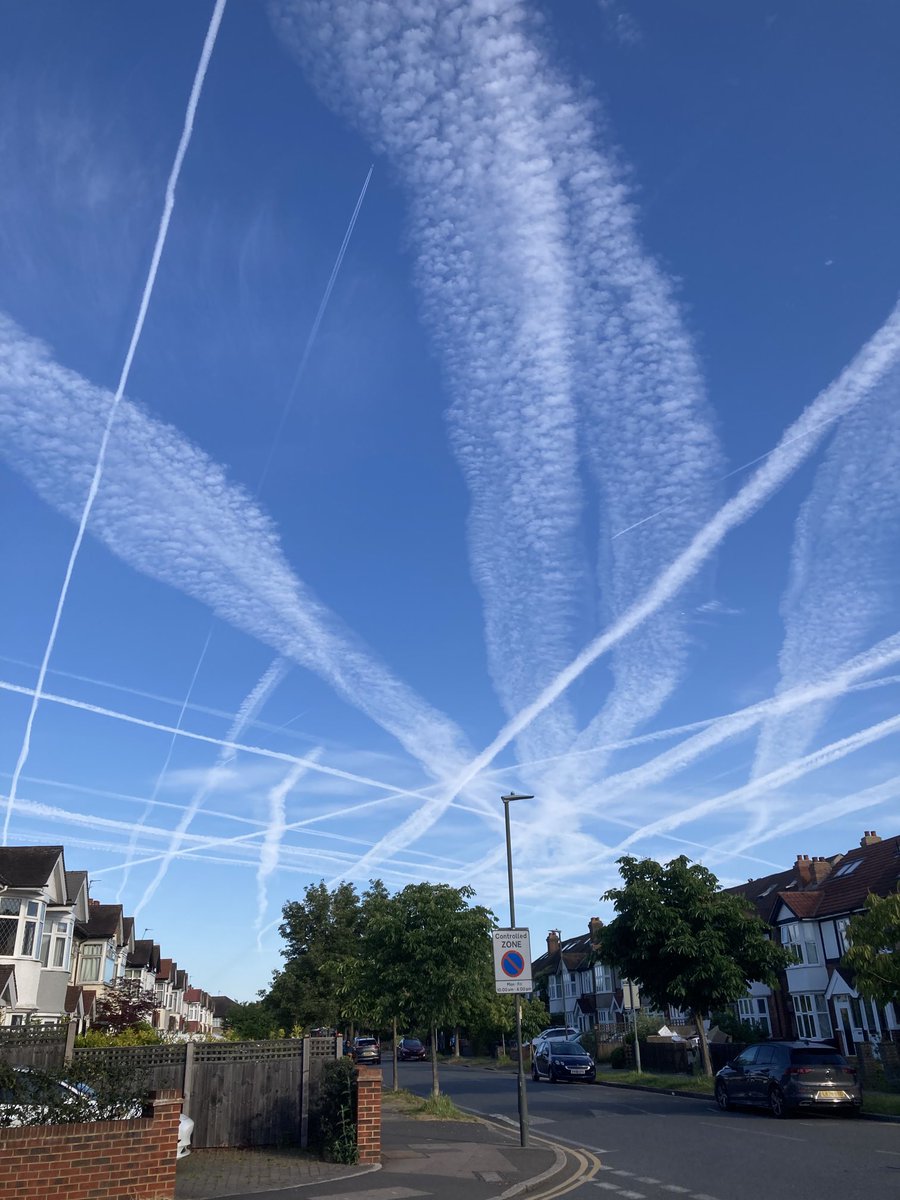 Looks like air travel is back - at least in the skies over Merton Park this morning✈️