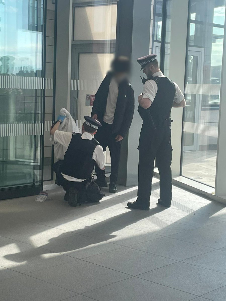 MPSBotwell's tweet photo. Officers conducting stop and searches at Hayes&Harlington Station. We work off intel not just randomly select people and it helps when we have a drugs dog to scan people which help build our grounds to search people. #stopandsearchworks https://t.co/vzNDZVcuI4