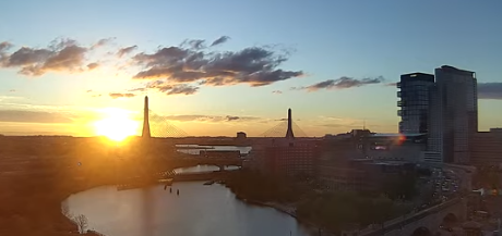 DeVoreCast's tweet photo. As I just mentioned on @wbznewsradio with the @accuweather forecast, a pretty morning with the sun rising in the east and the waning gibbous "Flower Moon" setting in the west! Nice today with some sunshine. High 70-74. #SuddenlySummer this weekend! PC: @museumofscience https://t.co/AixenNB6nN