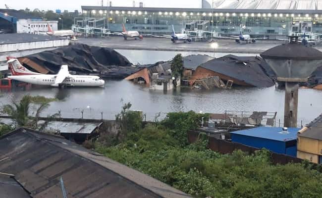 CycloneAnalyser's tweet photo. Extensive Damages in #Kolkata https://t.co/goKevxXLCh