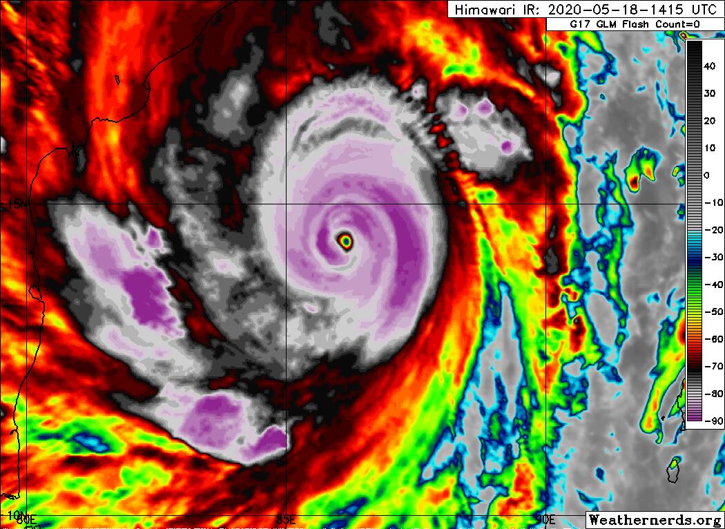 CycloneAnalyser's tweet photo. It then moved straight towards the most vulnerable area of North Indian Ocean;
Though due to luck a skyrocking shear weaken the system gradually; still it made landfall just below major Cyclone Status in #Sagar Island; #WestBengal &amp; passed directly over #Kolkata as a low end https://t.co/NR24gQ1wKb