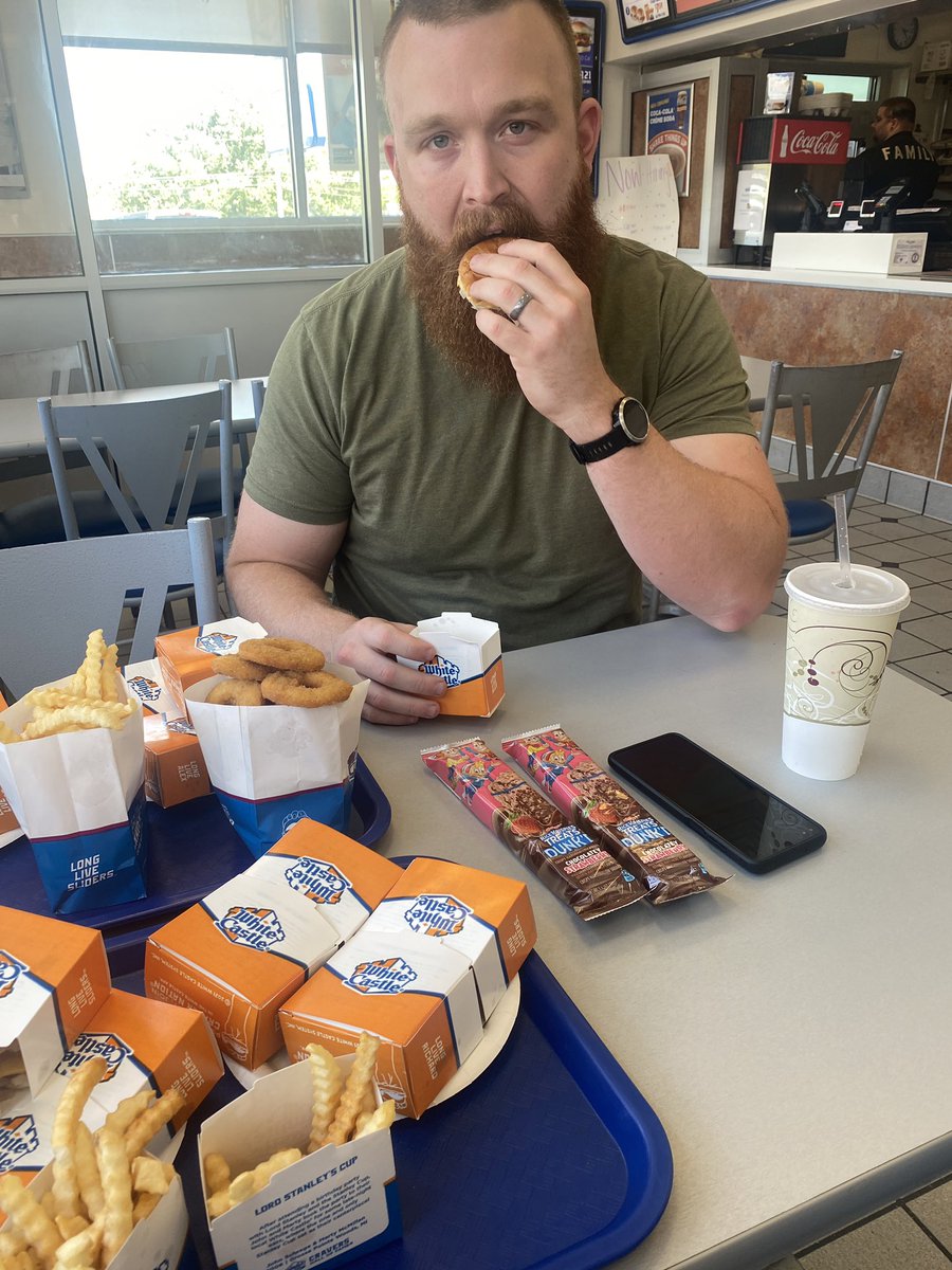GlnChamp5's tweet photo. #GreenLightNetwork bachelor extravaganza @CaesarsSI 1st time white castle for the boys @glnDynamite_D and @TDAchilles I think it changed lives https://t.co/bEkmH1kKmq
