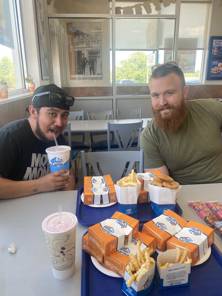 GlnChamp5's tweet photo. #GreenLightNetwork bachelor extravaganza @CaesarsSI 1st time white castle for the boys @glnDynamite_D and @TDAchilles I think it changed lives https://t.co/bEkmH1kKmq