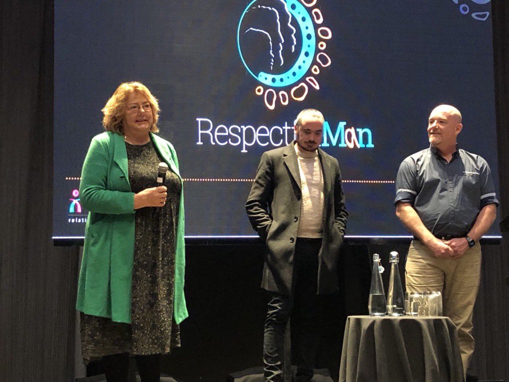 Interrelate tweet media