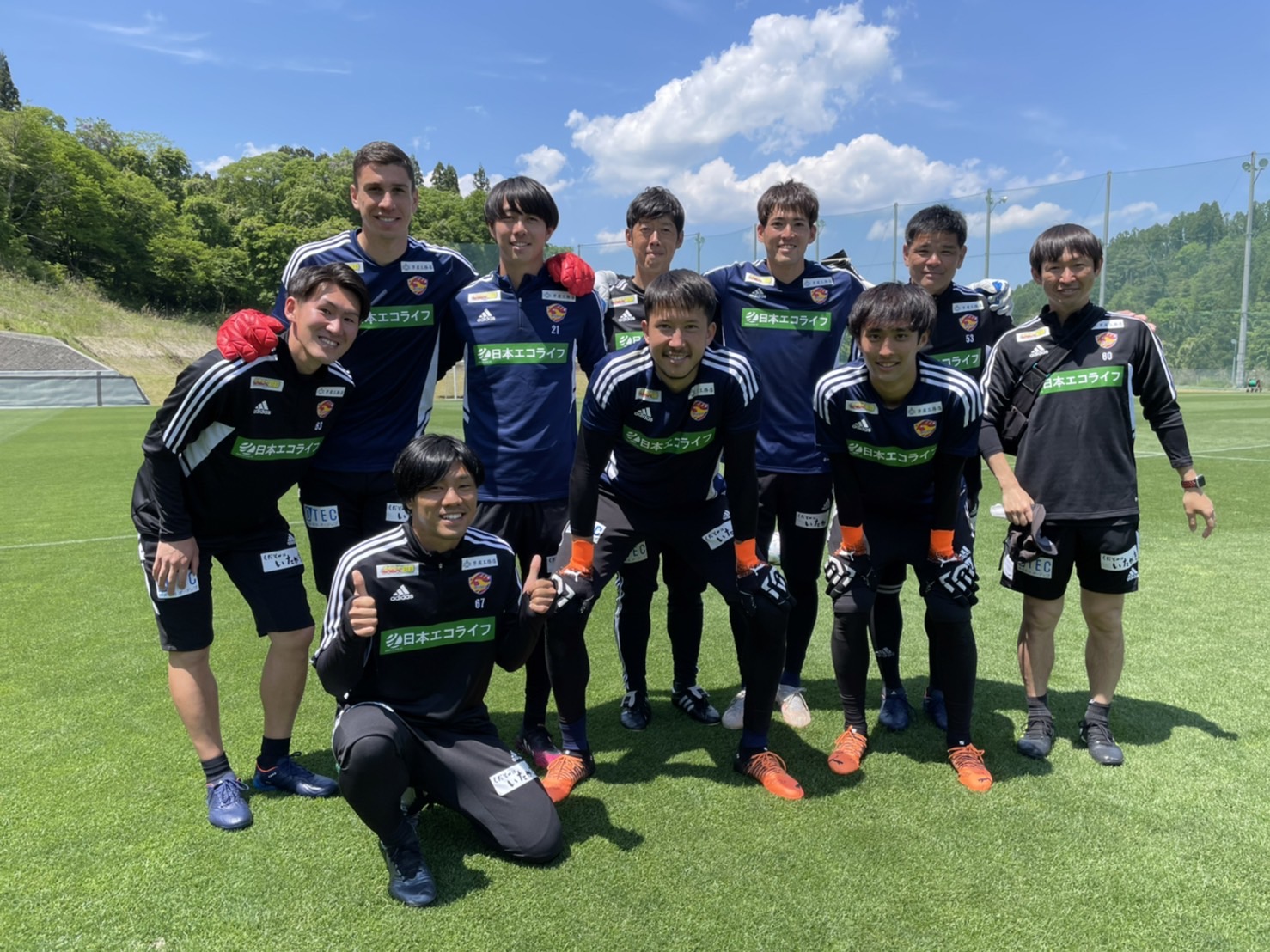 ベガルタ仙台 公式 本日が シュミットダニエル Daniel Mye 選手のトレーニング参加最終日でした 最後にgkチームで記念撮影 新シーズンも活躍 期待しています また仙台に帰って来たら顔出してくださいね ベガルタ仙台 Vegalta T