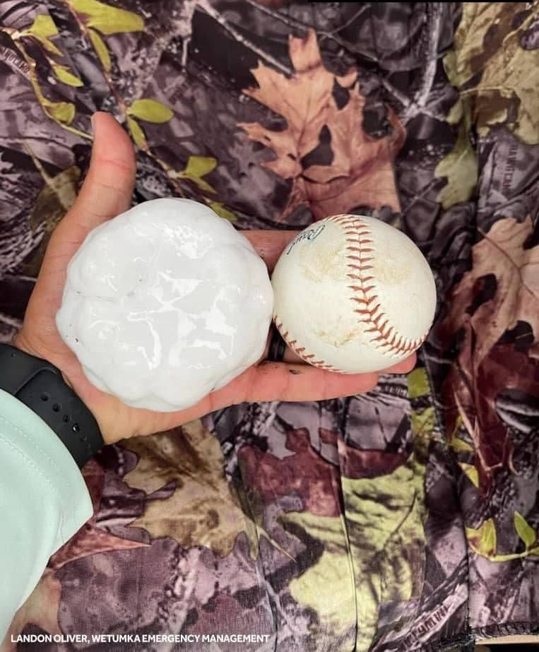 YuriSar5's tweet photo. #USA #hail #record
On May 15, a giant hailstorm fell in Oklahoma, USA. The hailstones reached 12 cm in diameter. https://t.co/k61arywodt