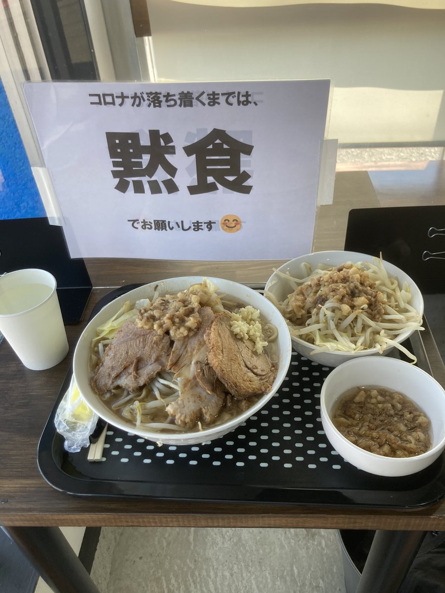 Ek9fox01's tweet photo. 久々の　夢を語れ鳥栖総本店　‼️

大ラーメン・野菜増し・ニンニクあり・油増し
野菜アブラ増しを別皿で😄

西岡さんに、油に麺付けて食べてみてください❗️
おすすめされ
食べたら超旨し‼️
みんなもおためしあれ😃

壁一面青になっとった👍
#夢を語れ　#夢を語れ鳥栖総本店 https://t.co/U6M23jcwNF