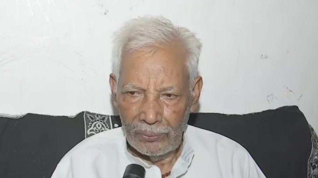 ATNewsIndia's tweet photo. 'Gyanvapi row' | If idol of Baba Vishweshwar was found then how can it be a 'wazukhana', this can't happen now. We demand that, until the ruling comes, Shivling be handed-over to Kashi Vishwanath Nyas...: Nagendra Pandey, President, Shri Kashi Vishwanath Temple Trust Council https://t.co/H2HFrfMGHi