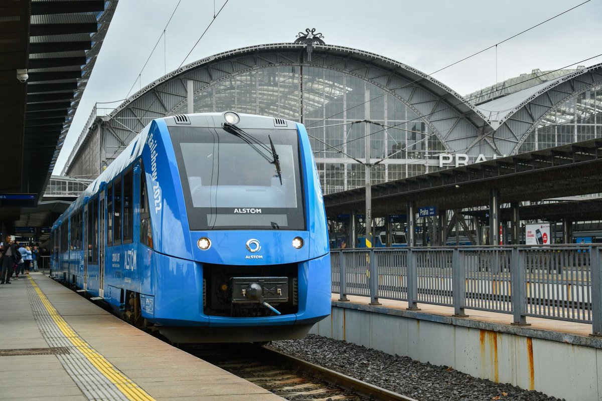 DrazniU's tweet photo. První vodíkový vlak v ČR vyjel na svou první jízdu s cestujícími z pražského hlavního nádraží do Vraného nad Vltavou.
Model Coradia iLint od @Alstom získal od Drážního úřadu povolení ke zkušebnímu provozu s cestujícími na vybraných tratích v ČR.
#RailShow @ceskedrahy_ https://t.co/SMV8IO0mj1
