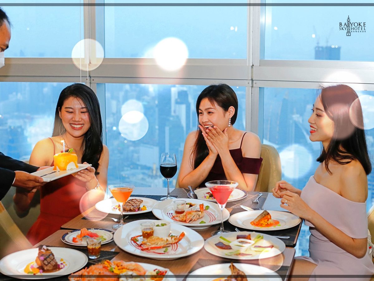 🎂ฉลองวันเกิดที่ #ใบหยกสกาย  ดินเนอร์ชั้น 82 
+ชมวิวกรุงเทพฯ แบบสูงที่สุด ชั้น 84 
#ทีมใบหยกสกาย พร้อมดูแลทุกๆท่านนะคะ 🥰เพียงจองและแจ้งว่ามา "ฉลองวันเกิด" เรามีบริการ #เค้กวันเกิดให้ฟรี 

☎️ 02-656-3939  #ใบหยกบุฟเฟต์ #ใบหยกอยู่คู่คนไทย 
#ท้องฟ้าอยู่ใกล้แค่เอื้อม