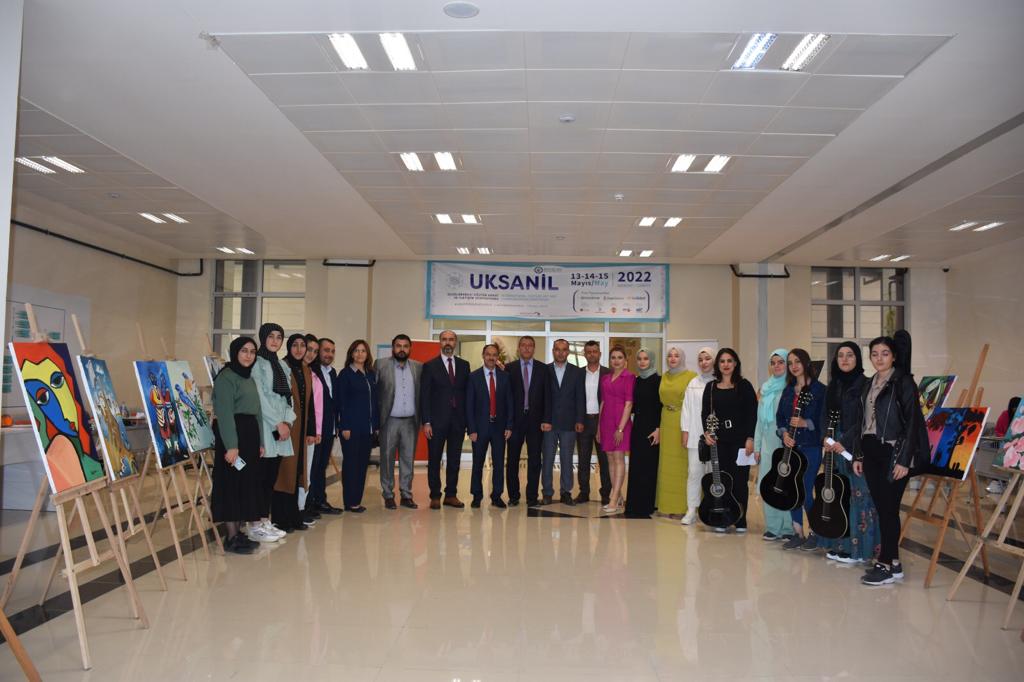 "Gençlik Haftası Programı" kapsamında Resim Kursu açılışına Rektör, İl Müdürü ve Yurt Hizmetleri Müdürü ile rektör yardımcıları katılım sağladı.