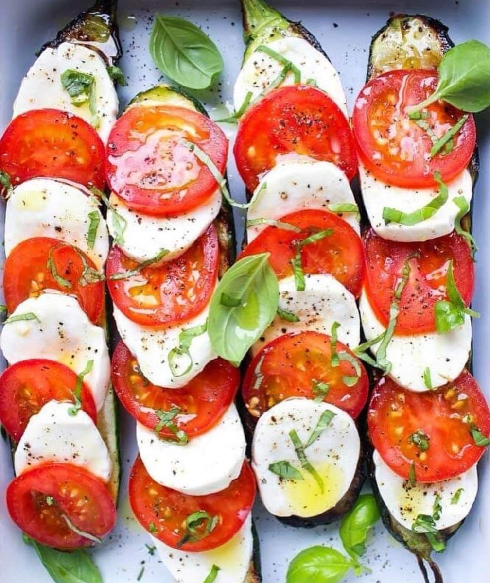 nico_patrascu's tweet image. #SimpleIdea...🤗
photo is not mine,but i liked the presentation!
#eggplant #mozzarella #Tomatoes #oliveoil #basil #blackpepper