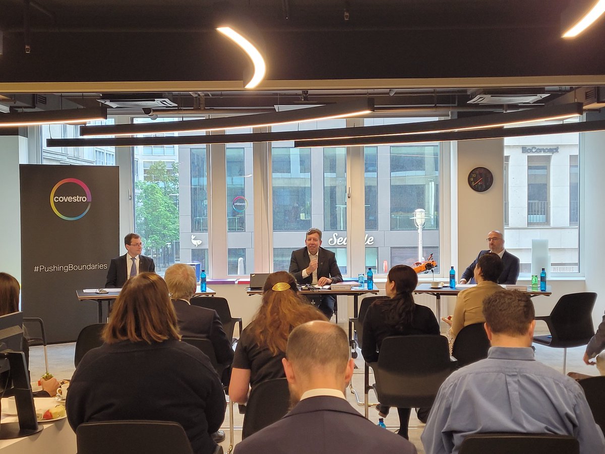 Unser 5. Covestro #Politikforum startet. Thema: "Klimaneutralität: Wie gelingt der deutschen Industrie die Transformation?". Auf dem Panel diskutieren Bernhard #Kluttig, Abteilungsleiter im
@BMWK und @j_ragot von <a href="/CovestroDE/">Covestro Deutschland</a>