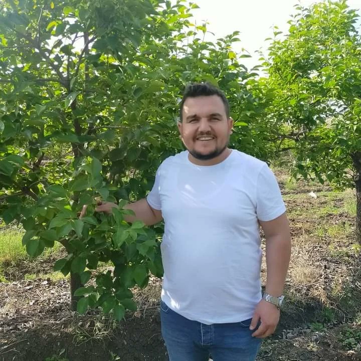HidayetTufan1's tweet photo. 📌 KAYHAN KÖYÜNDEN,
🔶 Hurma Üreticimiz,
Sevgili Mahmut KÜÇÜKAYDIN Abimizin Hurma  bahçesini  ziyaret ettim...✍️
#Hastalık , #zararlı ve #gübreleme konusunda tavsiyelerde bulundum.
 
#BeslerkenKORUYORUZ...🍁
Tarımda Başarının ANAHTARI #HTAGRO... https://t.co/SYdNn3X1AS