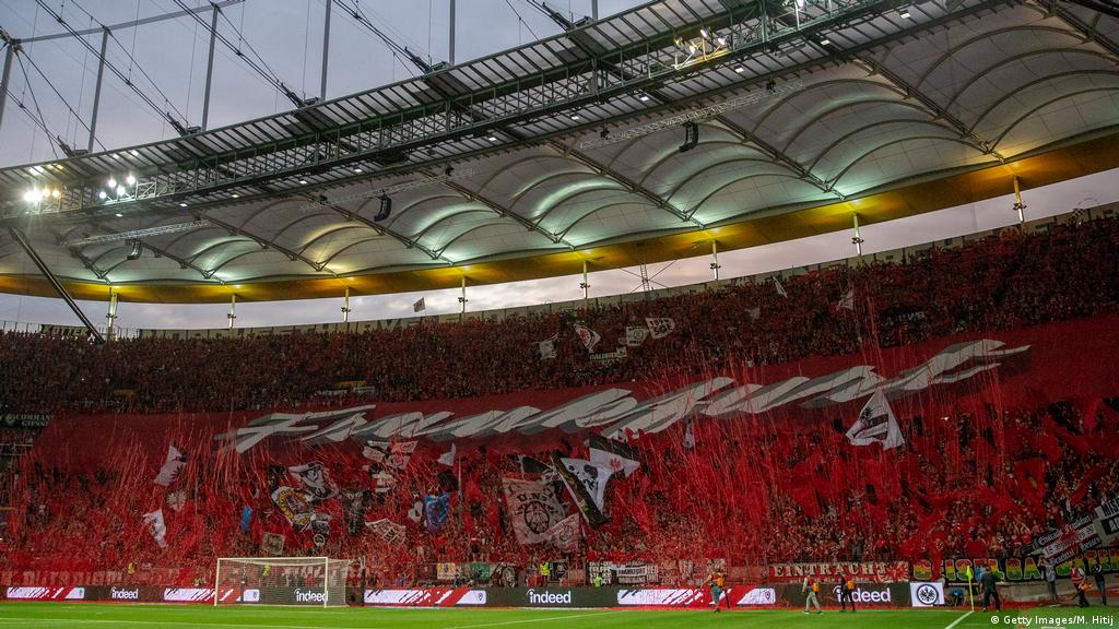 Frankfurt is a city where many extremes co-exist. Between ultracapitalist bankers and an antifascist scene; classical music and hip hop; art museums and graffiti; it’s a city where subcultures flourish.In that sense,  #SGE’s ultras represent their city: Extreme. 17/21