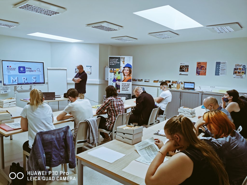 Kouiek2's tweet photo. @departement59 @poleemploi_HDF 17 Allocataires du RSA coachés ont pris conscience de leurs habiletés  vers les métiers de la logistique  grâce à la MRS🤝Accompagnons notre public vers des opportunités en log :un parcours  @KW59400 @FaycalJelil https://t.co/zI2tca1a4Y