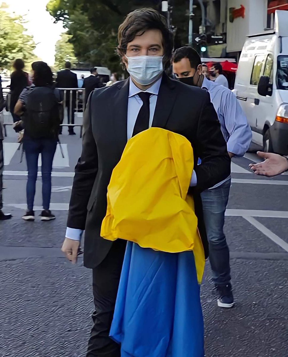 alezz151's tweet photo. Lo juzgan de loco, y eso precisamente me da esperanza. Solamente un "loco" podría tener la oportunidad de usar el poder para devolverlo a los demás. #Milei2023 https://t.co/gtxcXEHBJe