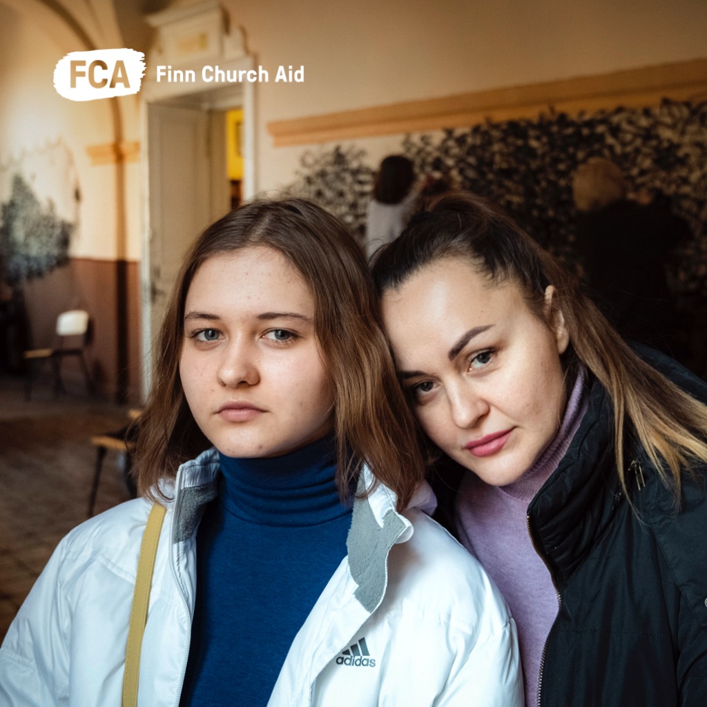 Maria, 15, is a promising artist. At her school in #Kharkiv, she specialised in oil painting. When war started, she &amp; mum Olga fled to the west &amp; Maria's schooling stopped. 

We're working in #Ukraine to get children the education they deserve.

Read more: ow.ly/l18350J9SIM