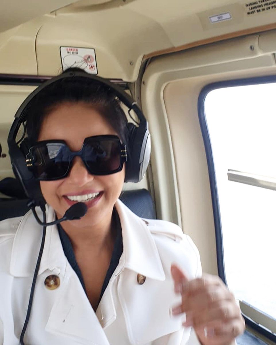 nituchandra's tweet photo. Hello, this is your Captain reminding you to Smile :)
#Backtobase #BacktoMumbai
#nituchandrasrivastava #goodvibes #dontforgettosmile https://t.co/dbd2V0xWHc