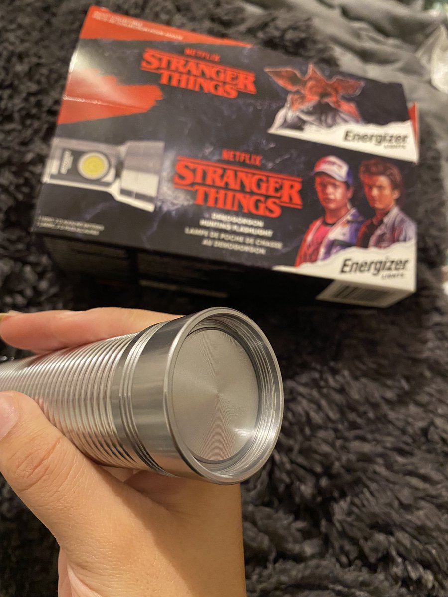djocorp's tweet image. I WAS ABOUT TO GO TO BED BUT I JUST SAW THIS ON MY TIK TOK FYP PAGE IF YOU HAVE THE STRANGER THINGS FLASHLIGHT THE BOTTOM SCREWS OFF AND YOU’LL FIND THIS