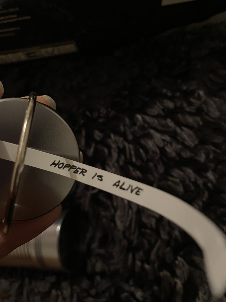 djocorp's tweet image. I WAS ABOUT TO GO TO BED BUT I JUST SAW THIS ON MY TIK TOK FYP PAGE IF YOU HAVE THE STRANGER THINGS FLASHLIGHT THE BOTTOM SCREWS OFF AND YOU’LL FIND THIS