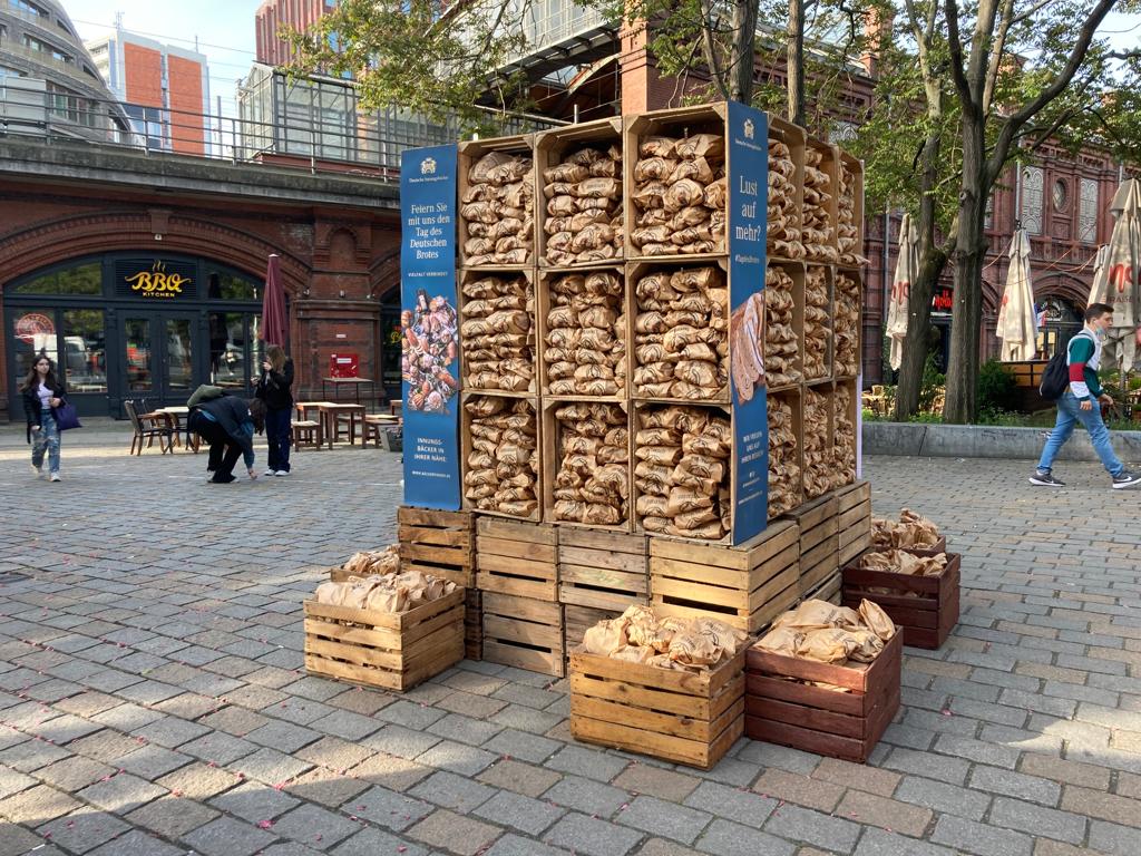 Baeckerhandwerk's tweet photo. Happy Birthday, liebes Deutsches Brot!Der Tag des Deutschen Brotes wird auch auf dem Hackeschem Markt in Berlin gefeiert: Bäcker verteilen tausende Brote. frisch & lecker. Schnell hin...#tddb #TagdesDeutschenBrotes https://t.co/gZ2BgoXhEm