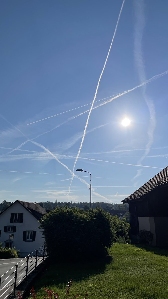 viviendoensuiza's tweet photo. La cantidad de aviones que pasan por arriba de tierras helvéticas 🇨🇭 https://t.co/aXaE60eBSX