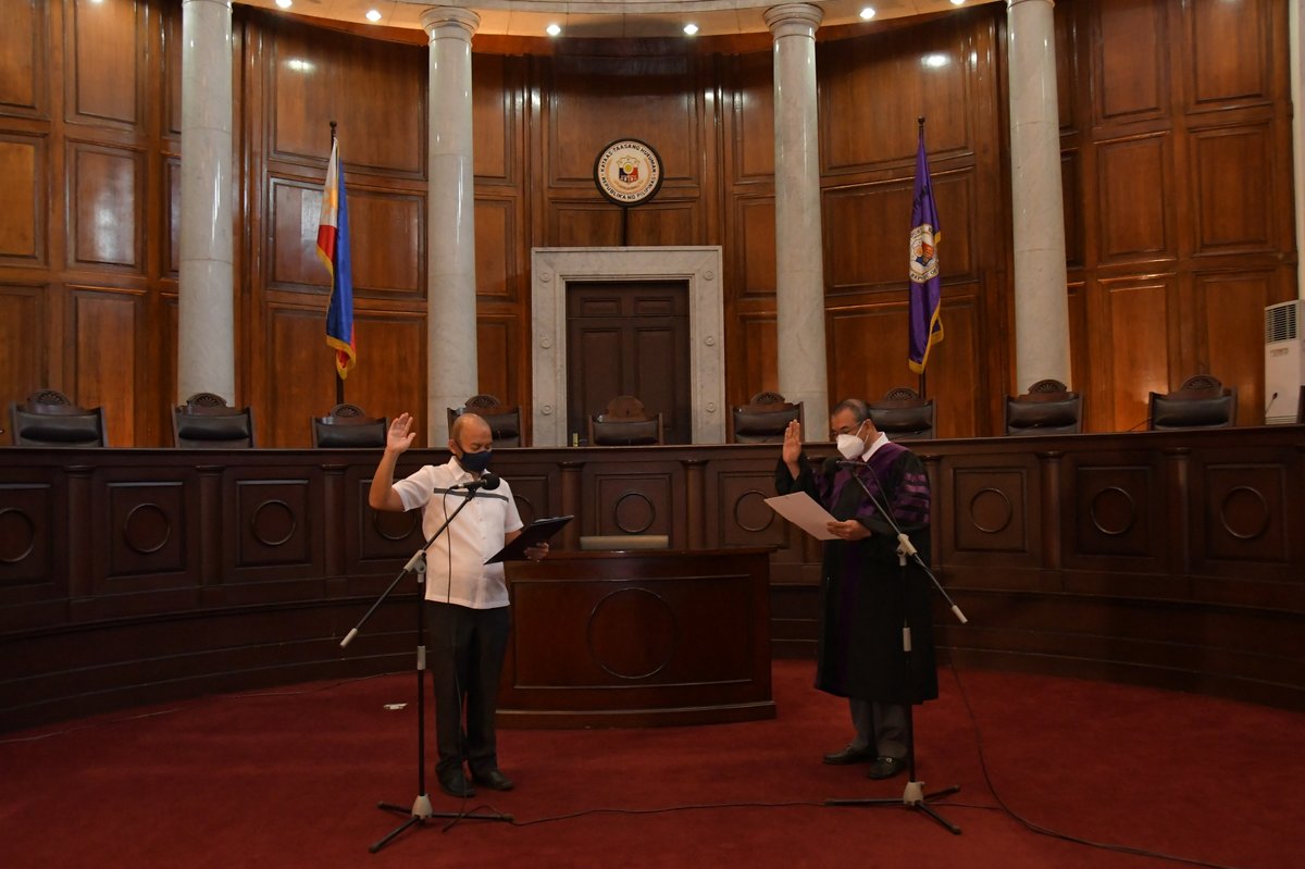 SCPh_PIO's tweet photo. READ: "Senior Associate Justice Leonen Takes Oath as Senate Electoral Tribunal Chair" https://t.co/NaQ0C086zt https://t.co/eTqz7lyE2V