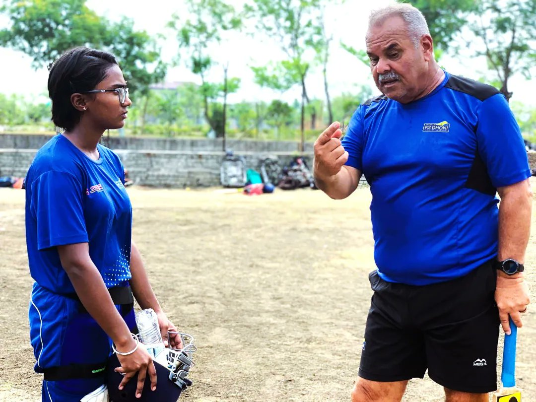 Letzplay_News's tweet photo. MSDCA NAGPUR Summer Camp with Dav Whatmore, talking about BATTING Action.

#aarkasports #msdhoni7781 #msdca #msdcaofficial #summer2022 #summercamp #summercamp2022 #msdcanagpur #cricket #bowling #coaching #coach Dav Whatmore #SPORTS #cricketer #msdhoni7781 #MSDhoni https://t.co/xELL3Z8Zko