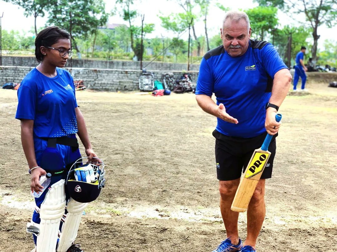 Letzplay_News's tweet photo. MSDCA NAGPUR Summer Camp with Dav Whatmore, talking about BATTING Action.

#aarkasports #msdhoni7781 #msdca #msdcaofficial #summer2022 #summercamp #summercamp2022 #msdcanagpur #cricket #bowling #coaching #coach Dav Whatmore #SPORTS #cricketer #msdhoni7781 #MSDhoni https://t.co/xELL3Z8Zko