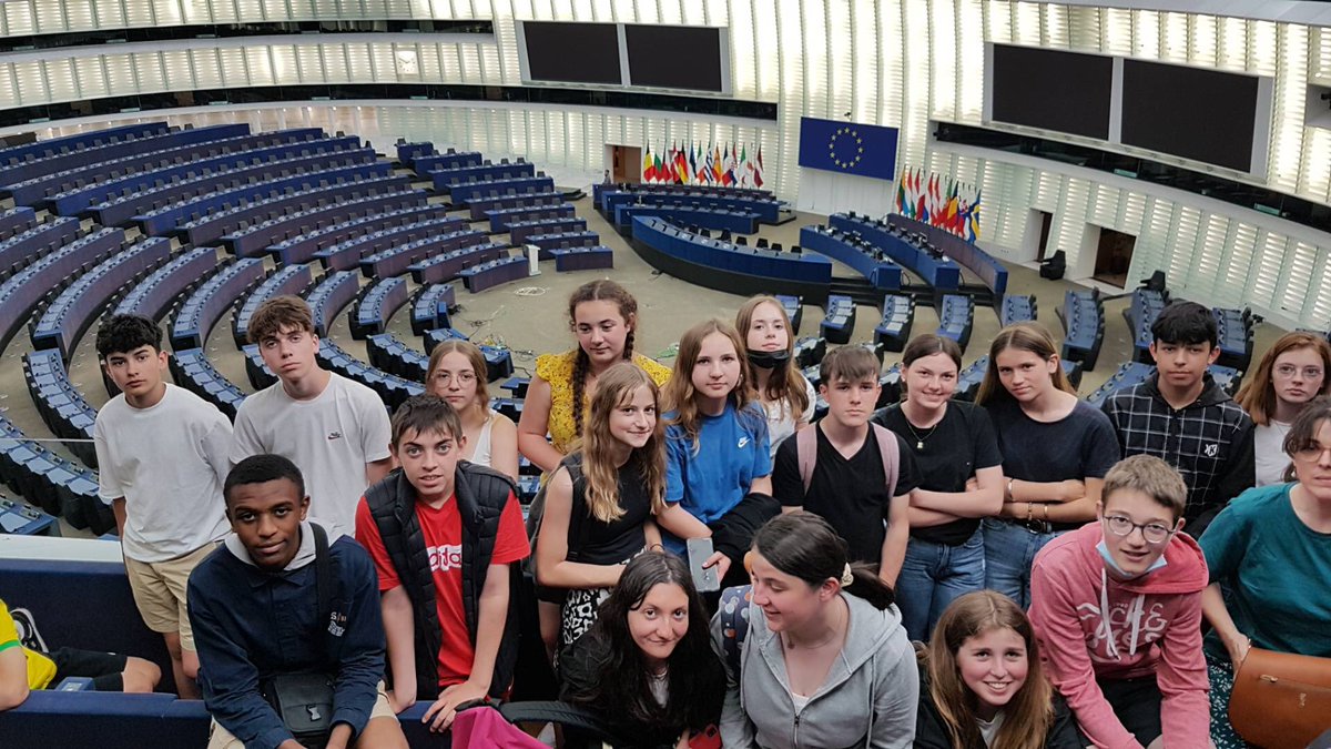 coljosselin's tweet photo. Les 3èmes du collège au cœur de l’Europe pour la semaine 🇪🇺 Parcours #citoyen #europe https://t.co/eEzw4A01Lx