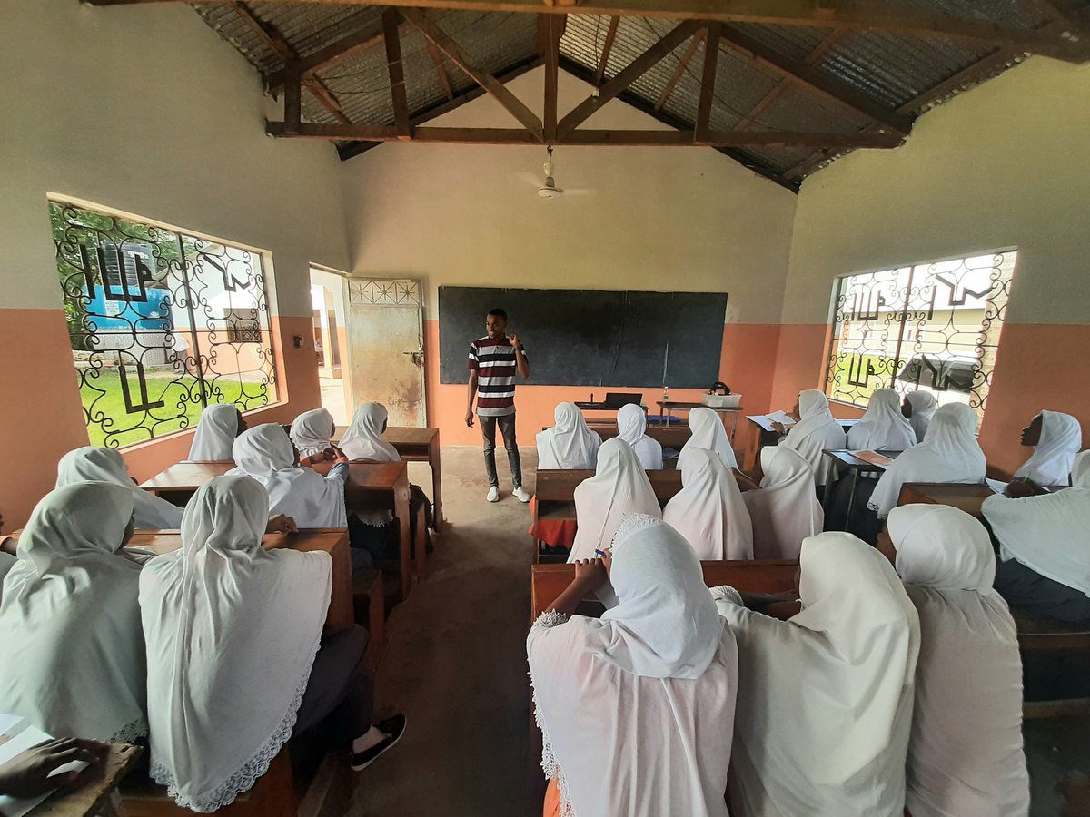Open Skies Fellow from Zanzibar <a href="/Mohammed_Maisha/">Mohammed🇹🇿</a> sharing his experience on Virtual Reality with students from Zanzibar Progressive school, and how he is using this technology to promote tourism in Zanzibar. #AfricanTech #innovation <a href="/FondationBotnar/">Fondation Botnar</a> <a href="/uhurulab/">Uhurulabs</a> <a href="/hotosm/">Humanitarian OpenStreetMap Team</a>