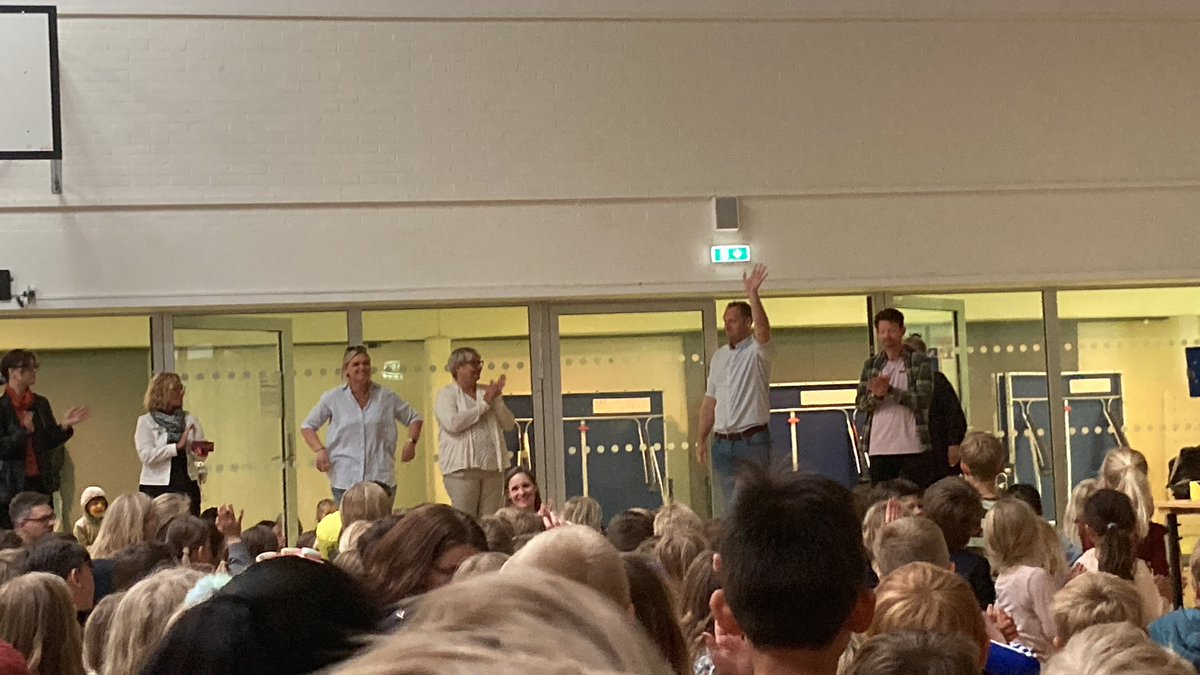 MBLFOTO's tweet photo. Præsentation af ledelsen på @KlostermSkole og nu KLM-sang. https://t.co/wLFPA94mUI