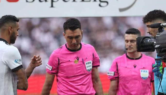 PFDK, Beşiktaş-Fenerbahçe maçında kripto parayla hava atışı düzenleyen hakem Arda Kardeşler'e 15 gün hak mahrumiyeti cezası verdi
