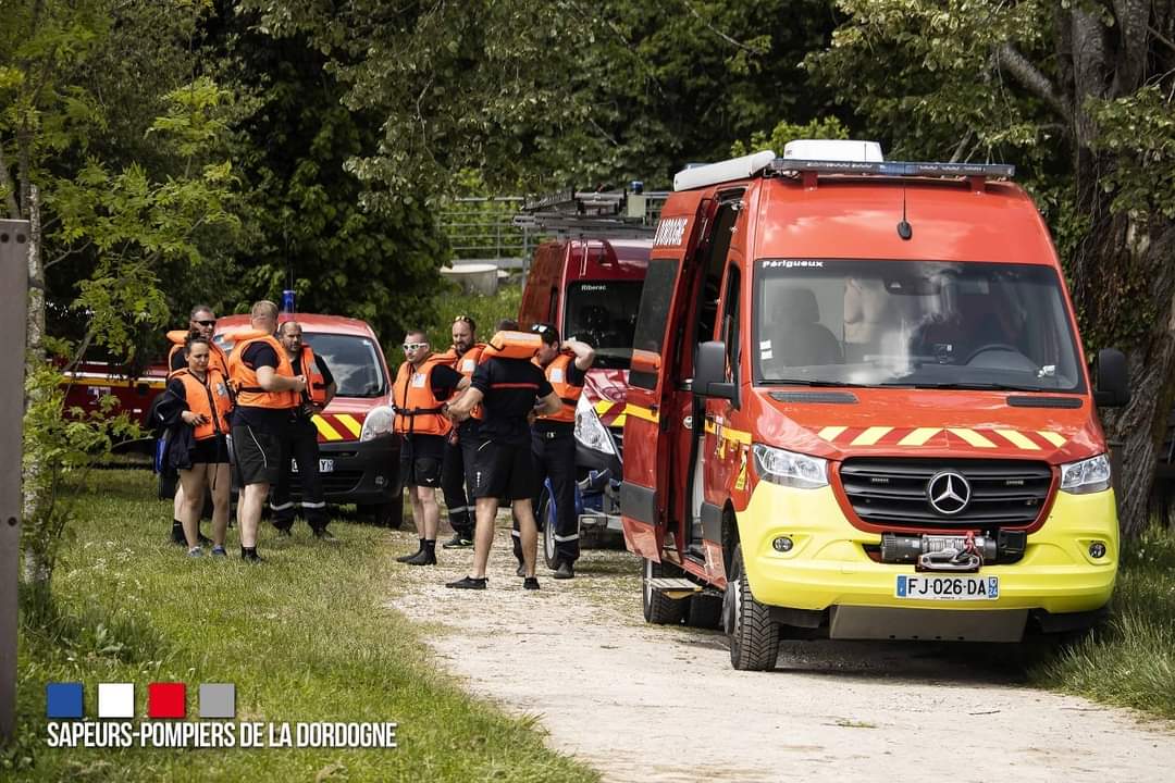 pompiers24's tweet photo. Début mai, formation de 22 sapeurs-pompiers conducteurs d'embarcations (COD 4) encadrée par 11 formateurs du #CDSP24, sur Bergerac, Sarlat, St Astier. Mises en situations pour préparer les stagiaires aux opérations de secours. https://t.co/TC32c97DwJ
